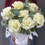 7 белых французских роз в шляпной коробке — вид 3